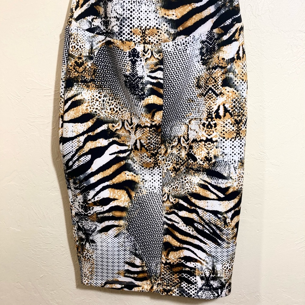 Carmen Marc Valvo Women's Stretch Pencil Skirt Size S Tiger Print NWOT - Picture 3 of 3